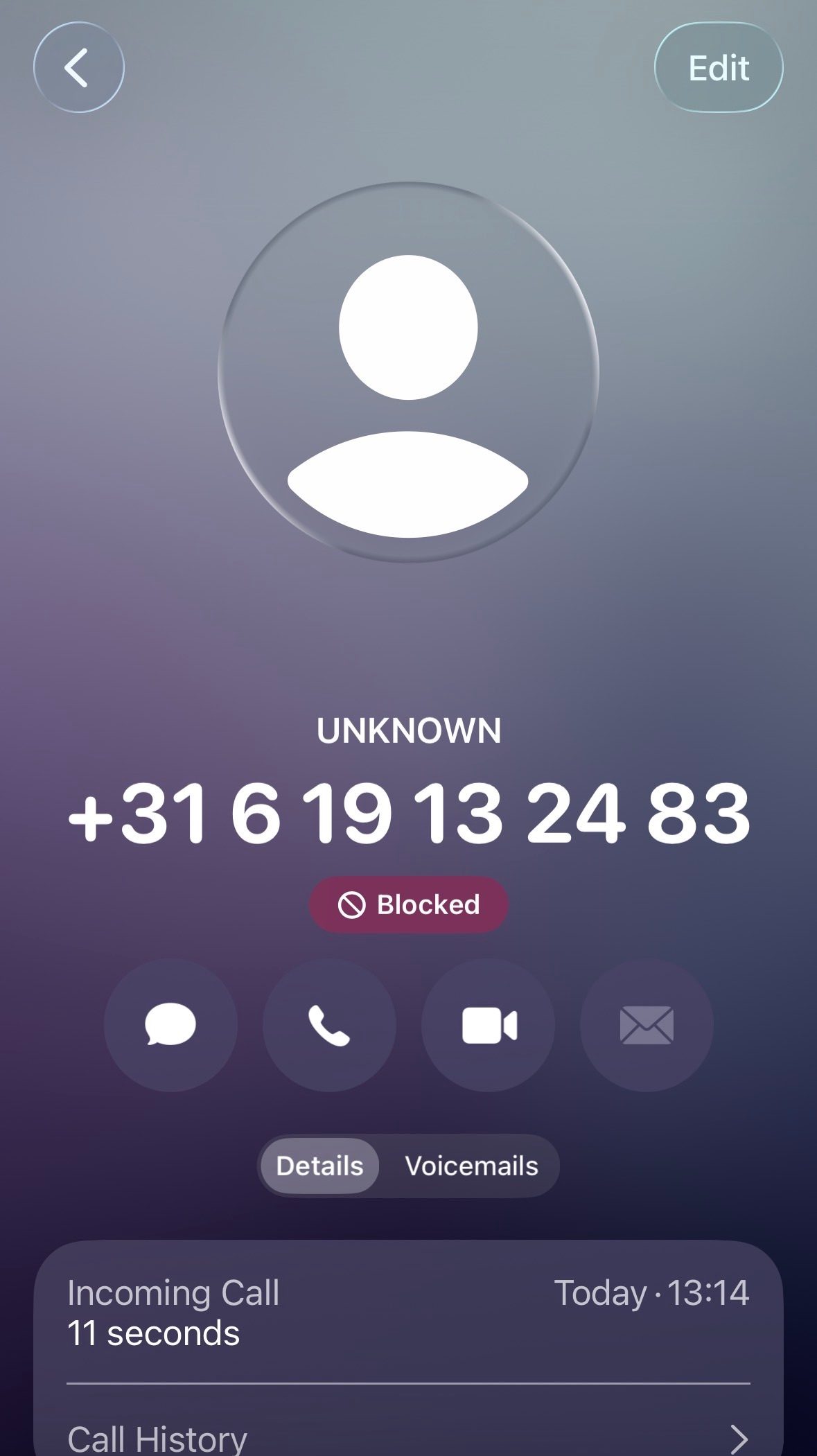Auf dem Bild zu sehen ist Screenshot von einem vergangenen Anruf mit einer niederländischen Telefonnummer, darüber steht unknown und darunter blocked.